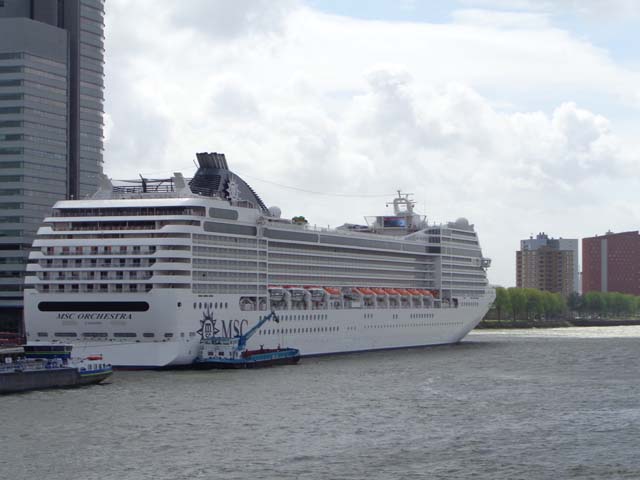 Cruiseschip ms MSC Orchestra van MSC Cruises aan de Cruise Terminal Rotterdam